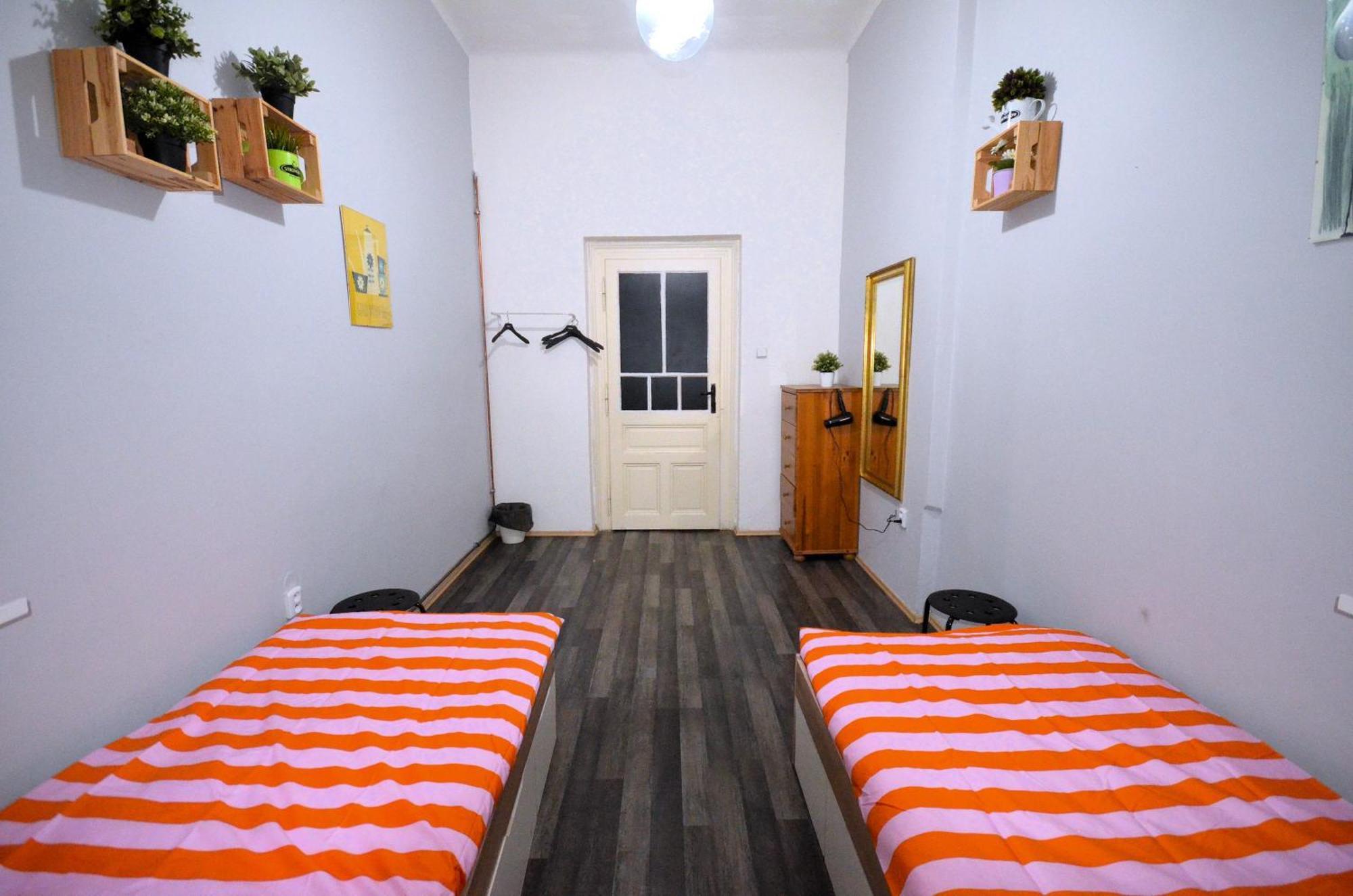Travel&joy Backpackers Хостел *